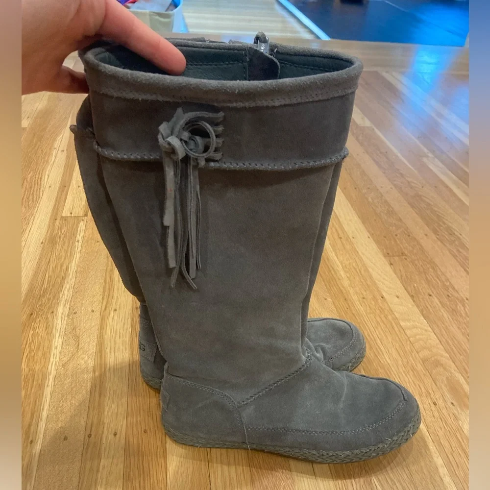UGG Emerie Knee High Flat Boots Charcoal Gray Suede Tassel Charm Sz 7.5